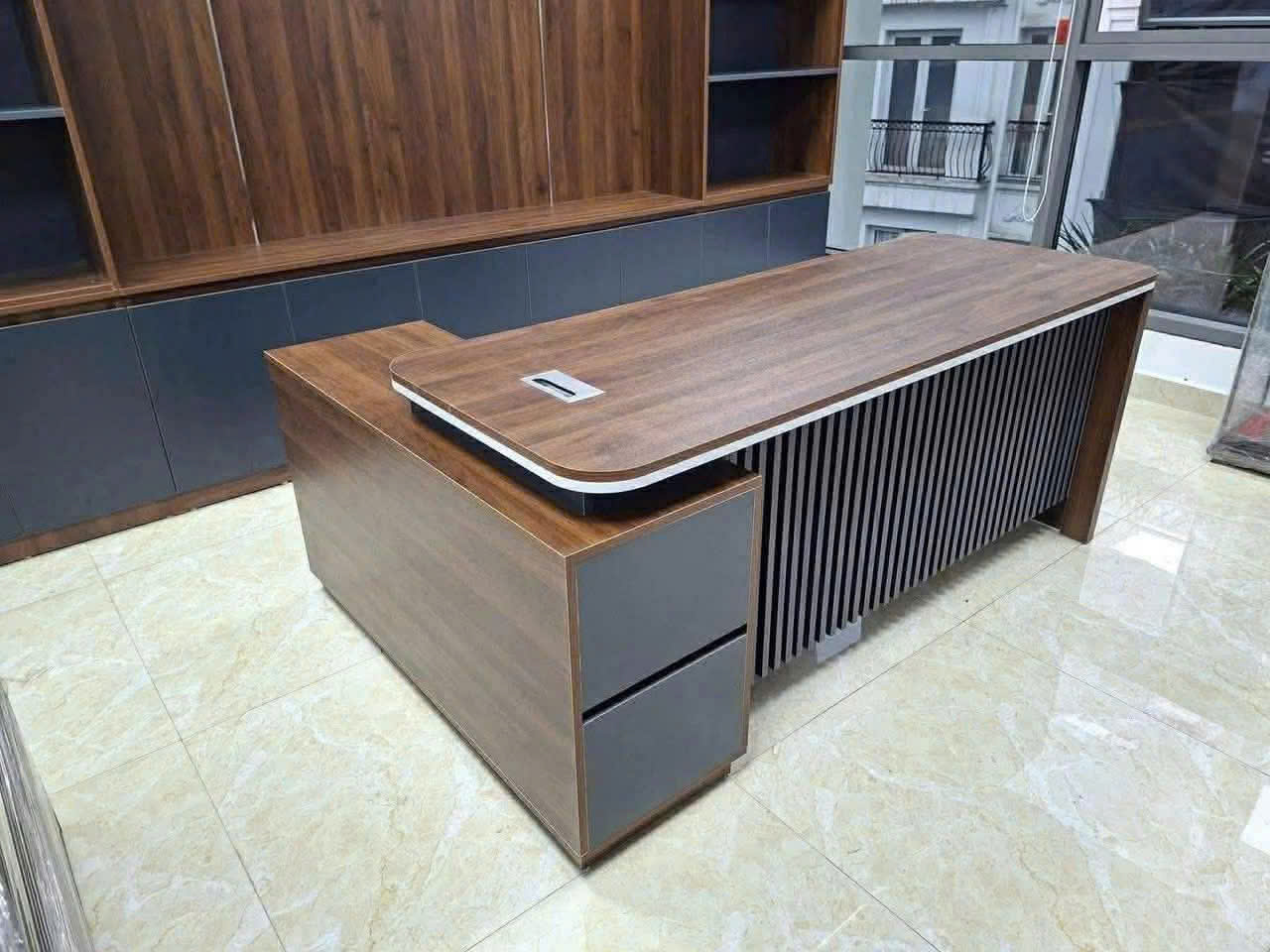 Bàn giám đốc chữ L