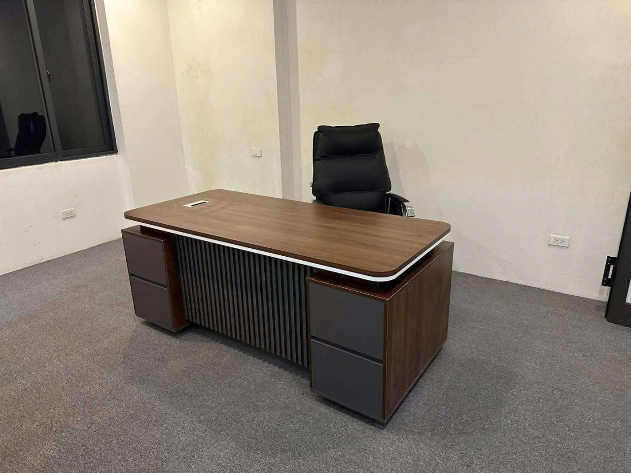 Bàn giám đốc mẫu mới 1m8 có 2 hộc4